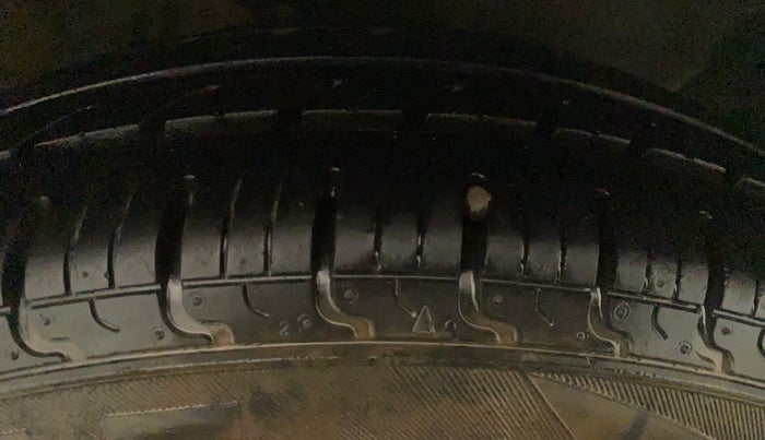 2013 Hyundai i10 MAGNA 1.1, Petrol, Manual, 47,502 km, Right Front Tyre Tread