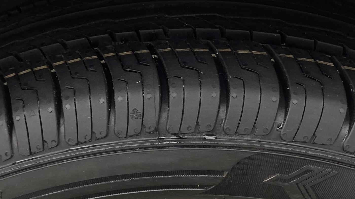 2015 Maruti Swift Dzire ZXI, Petrol, Manual, 1,08,689 km, Right Front Tyre Tread