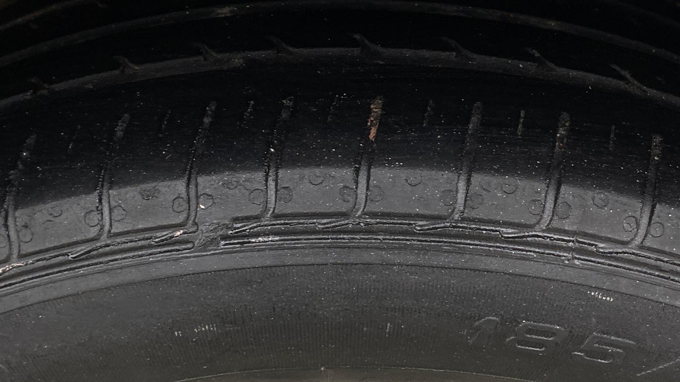 2015 Maruti Swift Dzire ZXI, Petrol, Manual, 1,08,689 km, Left Rear Tyre Tread