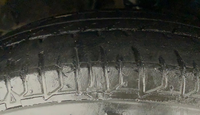 2011 Hyundai i10 MAGNA 1.2, Petrol, Manual, 1,14,722 km, Left Front Tyre Tread