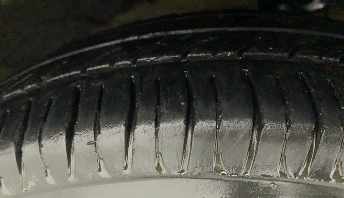 2011 Hyundai i10 MAGNA 1.2, Petrol, Manual, 1,14,722 km, Right Front Tyre Tread