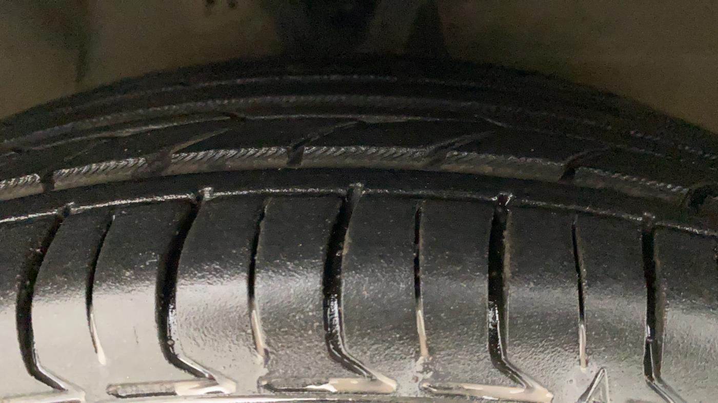 2012 Hyundai i10 ERA 1.1, Petrol, Manual, 1,16,020 km, Right Front Tyre Tread