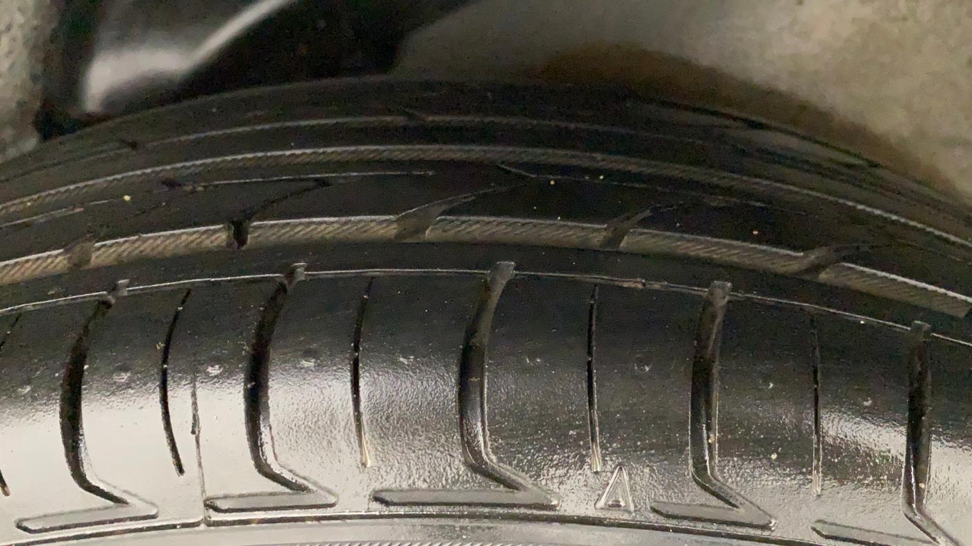 2012 Hyundai i10 ERA 1.1, Petrol, Manual, 1,16,020 km, Left Rear Tyre Tread