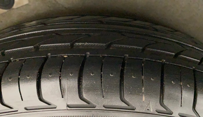 2012 Hyundai i10 ERA 1.1, Petrol, Manual, 1,16,020 km, Right Rear Tyre Tread