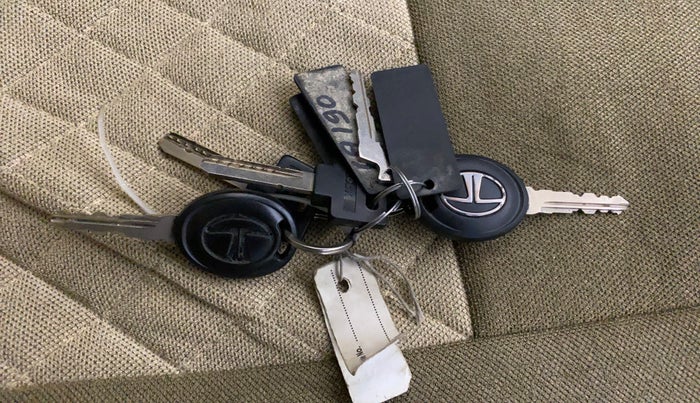 2017 Tata Tiago XE PETROL, Petrol, Manual, 99,366 km, Key Close Up