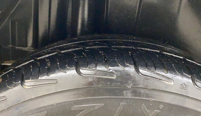 2015 Maruti Swift ZXI, Petrol, Manual, 55,423 km, Right Rear Tyre Tread