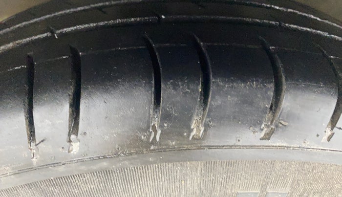 2013 Hyundai i10 MAGNA 1.2, Petrol, Manual, 95,448 km, Left Front Tyre Tread