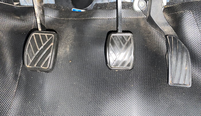 2017 Maruti Swift VXI, Petrol, Manual, 68,694 km, Pedals