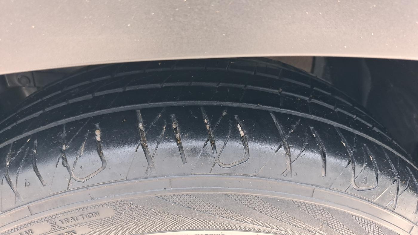 2023 Maruti Grand Vitara ALPHA SMART HYBRID, Petrol, Manual, 89,305 km, Left Front Tyre Tread