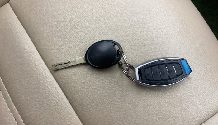 2021 Tata ALTROZ XE PETROL, Petrol, Manual, 30,527 km, Key Close Up