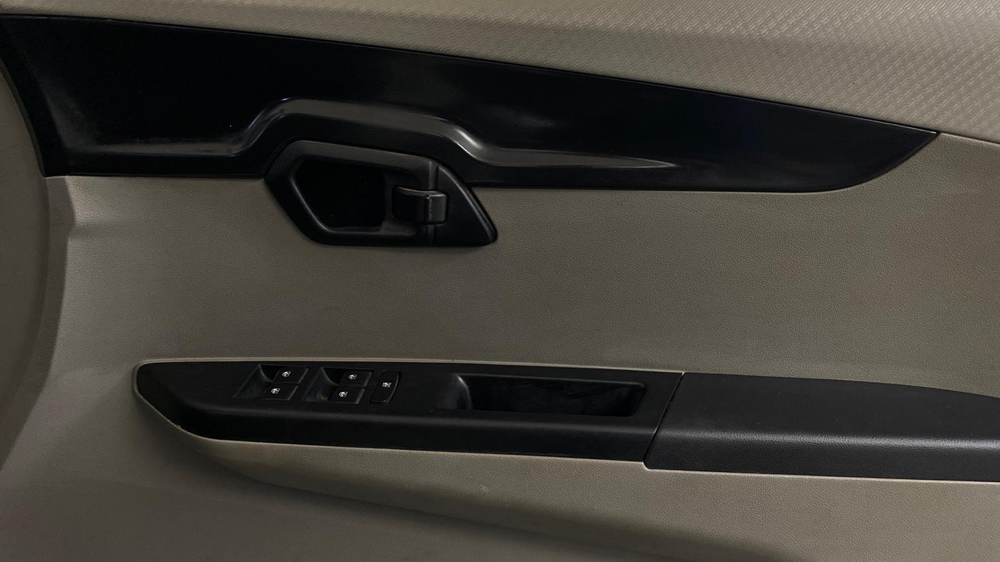 2017 Mahindra Kuv100 K8 6 STR, CNG, Manual, 31,756 km, Driver Side Door Panels Control