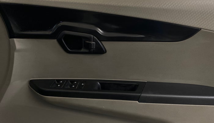 2017 Mahindra Kuv100 K8 6 STR, CNG, Manual, 31,677 km, Driver Side Door Panels Control