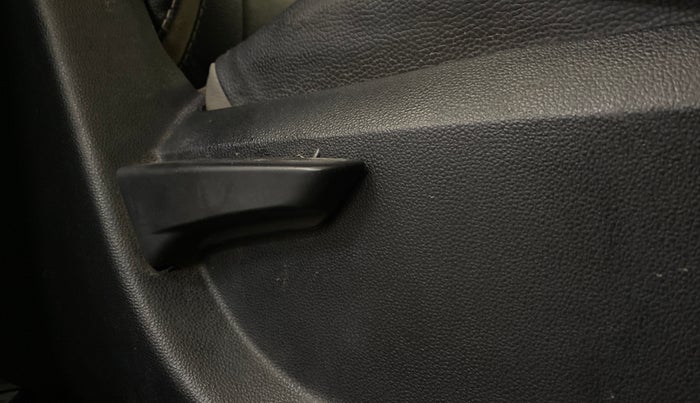 2017 Mahindra Kuv100 K8 6 STR, CNG, Manual, 31,677 km, Driver Side Adjustment Panel