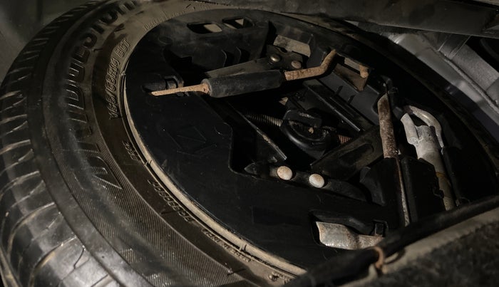 2017 Mahindra Kuv100 K8 6 STR, CNG, Manual, 31,677 km, Spare Tyre