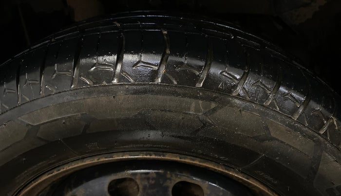 2017 Mahindra Kuv100 K8 6 STR, CNG, Manual, 31,677 km, Right Rear Tyre Tread