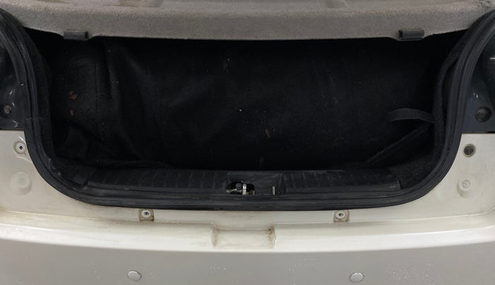 2017 Mahindra Kuv100 K8 6 STR, CNG, Manual, 31,677 km, Boot Inside