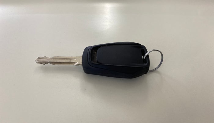 2017 Mahindra Kuv100 K8 6 STR, CNG, Manual, 31,677 km, Key Close Up