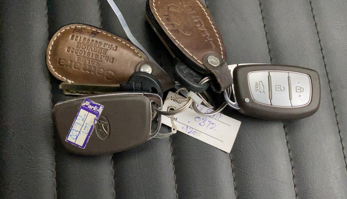 2016 Hyundai Grand i10 ASTA (O) 1.2 KAPPA VTVT, Petrol, Manual, 28,183 km, Key Close Up