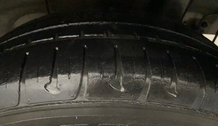 2016 Hyundai Grand i10 ASTA (O) 1.2 KAPPA VTVT, Petrol, Manual, 28,183 km, Left Rear Tyre Tread