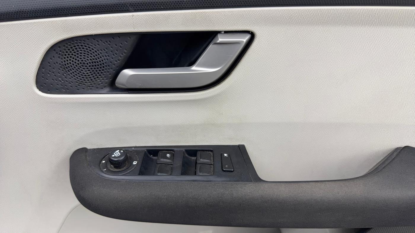 2024 Tata ALTROZ XZ CNG, CNG, Manual, 81,842 km, Driver Side Door Panels Control