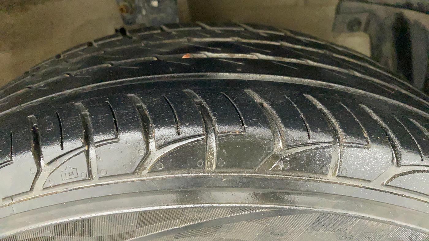 2015 Maruti Swift VXI, CNG, Manual, 97,377 km, Right Front Tyre Tread