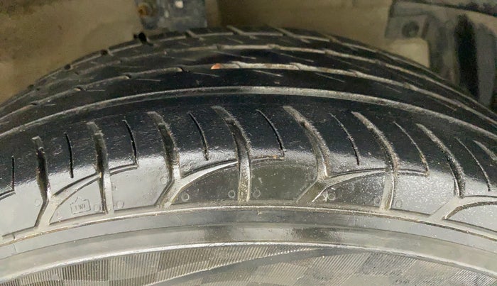 2015 Maruti Swift VXI, CNG, Manual, 97,377 km, Right Front Tyre Tread