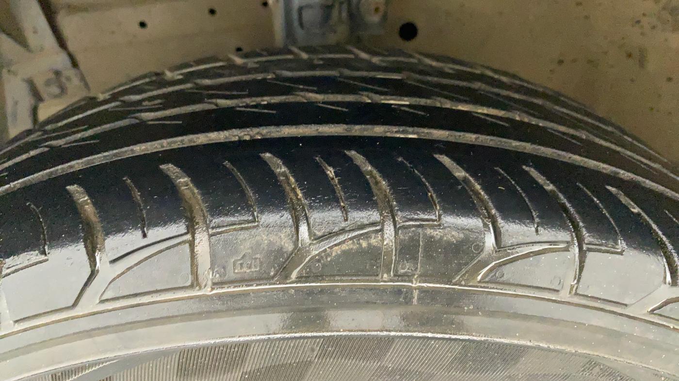 2015 Maruti Swift VXI, CNG, Manual, 97,377 km, Left Front Tyre Tread