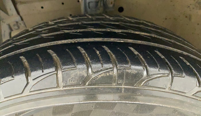2015 Maruti Swift VXI, CNG, Manual, 97,377 km, Left Front Tyre Tread