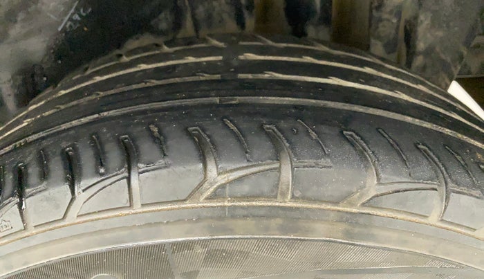 2015 Maruti Swift VXI, CNG, Manual, 97,377 km, Left Rear Tyre Tread