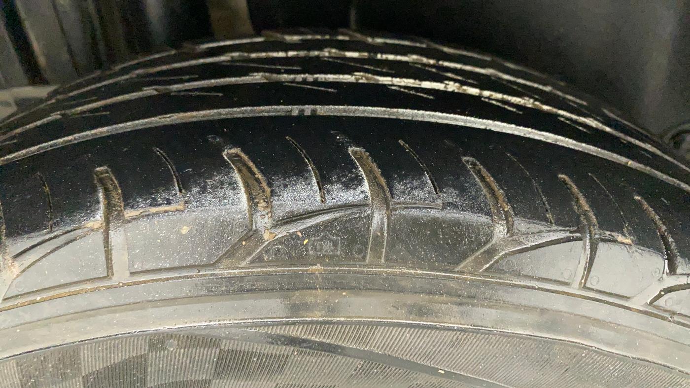 2015 Maruti Swift VXI, CNG, Manual, 97,377 km, Right Rear Tyre Tread