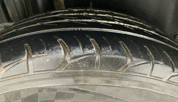 2015 Maruti Swift VXI, CNG, Manual, 97,377 km, Right Rear Tyre Tread