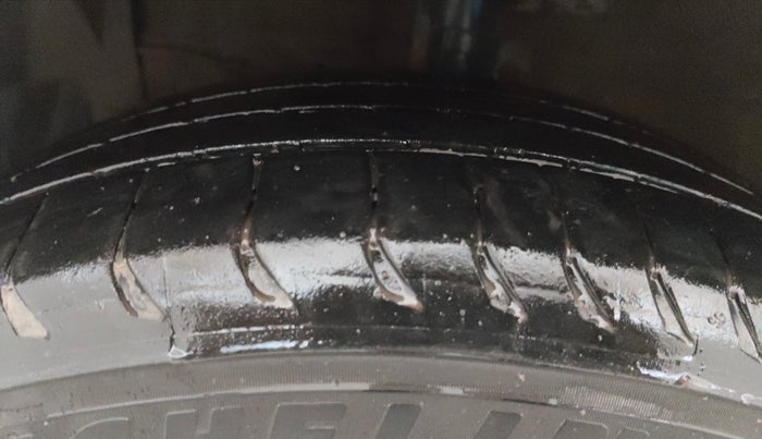2019 Maruti Ciaz ALPHA  AT 1.5 SHVS PETROL, Petrol, Automatic, 94,150 km, Left Front Tyre Tread