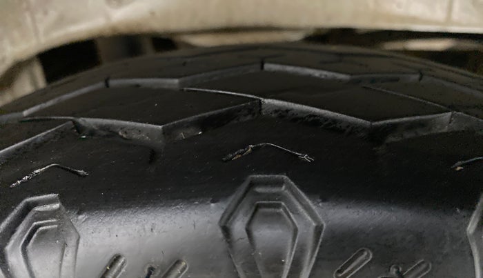 2016 Maruti Alto 800 LXI, CNG, Manual, 38,124 km, Left Rear Tyre Tread