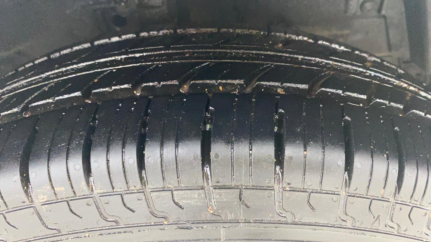 2014 Maruti Swift Dzire VXI, Petrol, Manual, 43,851 km, Right Front Tyre Tread