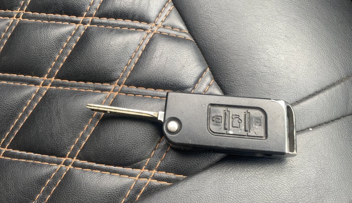 2015 Mahindra XUV500 W6, Diesel, Manual, 1,33,678 km, Key Close Up