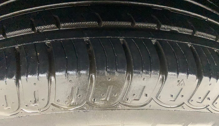 2015 Mahindra XUV500 W6, Diesel, Manual, 1,33,678 km, Left Front Tyre Tread