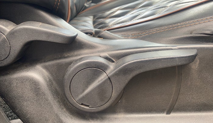 2015 Mahindra XUV500 W6, Diesel, Manual, 1,33,678 km, Driver Side Adjustment Panel