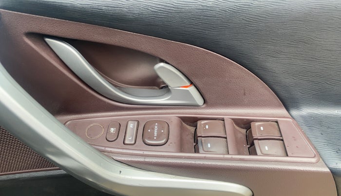 2015 Mahindra XUV500 W6, Diesel, Manual, 1,33,678 km, Driver Side Door Panels Control