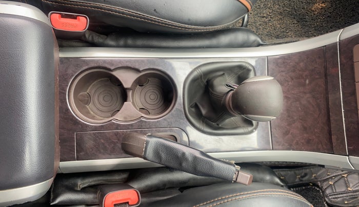 2015 Mahindra XUV500 W6, Diesel, Manual, 1,33,678 km, Gear Lever