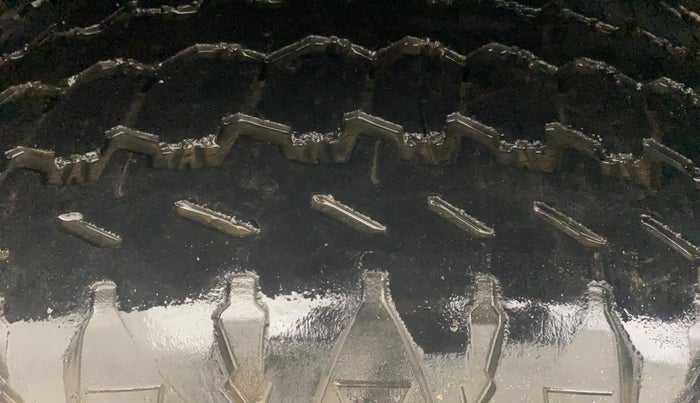 2015 Mahindra XUV500 W6, Diesel, Manual, 1,33,678 km, Right Rear Tyre Tread