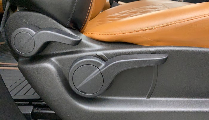 2020 Mahindra XUV500 W9, Diesel, Manual, 36,449 km, Driver Side Adjustment Panel