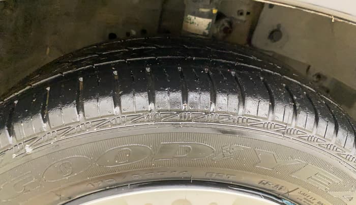 2015 Honda Brio S MT, Petrol, Manual, 49,910 km, Right Front Tyre Tread