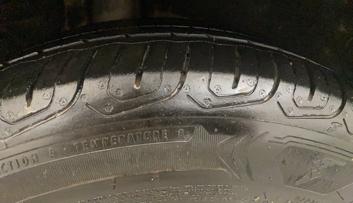 2015 Volkswagen Jetta HIGHLINE TDI AT, Diesel, Automatic, 1,35,517 km, Right Rear Tyre Tread