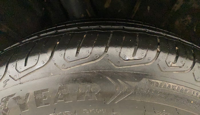 2015 Volkswagen Jetta HIGHLINE TDI AT, Diesel, Automatic, 1,35,517 km, Left Rear Tyre Tread