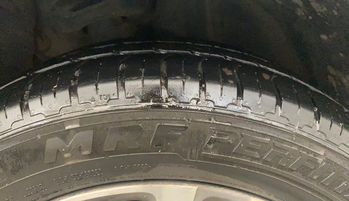 2015 Volkswagen Jetta HIGHLINE TDI AT, Diesel, Automatic, 1,35,517 km, Right Front Tyre Tread