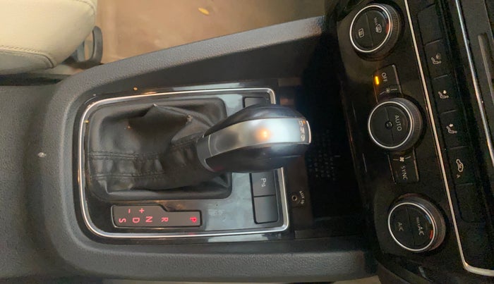 2015 Volkswagen Jetta HIGHLINE TDI AT, Diesel, Automatic, 1,35,517 km, Gear Lever