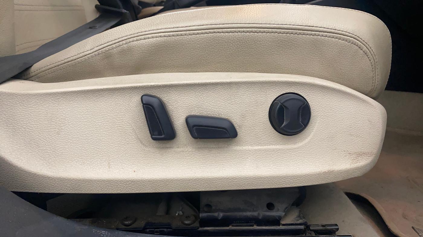 2015 Volkswagen Jetta HIGHLINE TDI AT, Diesel, Automatic, 1,35,517 km, Driver Side Adjustment Panel