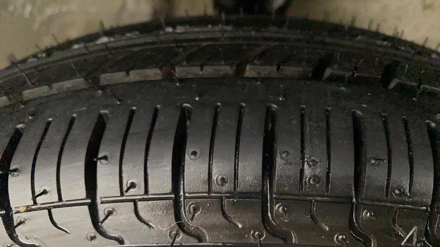 2014 Maruti Alto 800 LXI, Petrol, Manual, 60,963 km, Right Front Tyre Tread