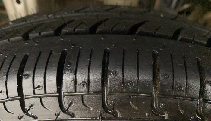 2014 Maruti Alto 800 LXI, Petrol, Manual, 60,963 km, Right Rear Tyre Tread