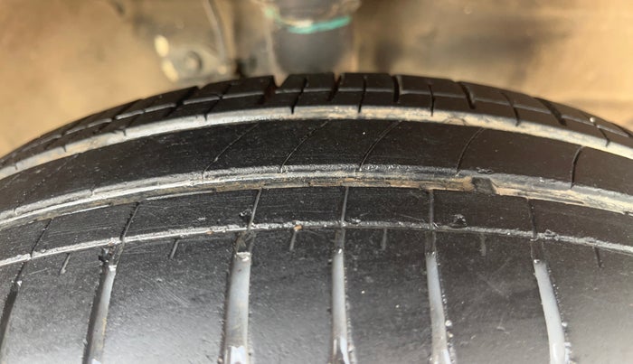 2014 Maruti Wagon R 1.0 LXI, Petrol, Manual, 61,995 km, Right Front Tyre Tread